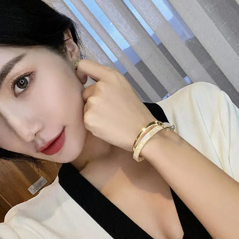 2021 NEW Simple White Shellfish Board Bend Metal Geometric Overlap Acetic Resin Open Bangle for Women Girls Jewellery
