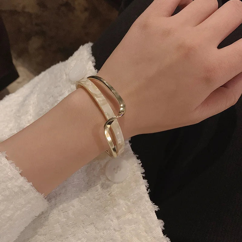 2021 NEW Simple White Shellfish Board Bend Metal Geometric Overlap Acetic Resin Open Bangle for Women Girls Jewellery