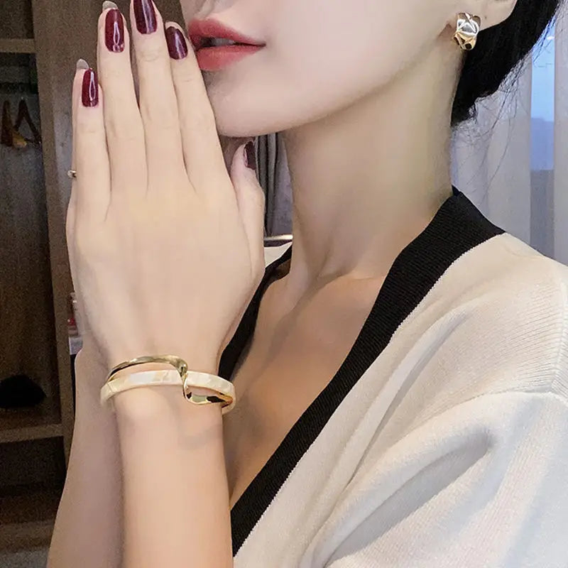 2021 NEW Simple White Shellfish Board Bend Metal Geometric Overlap Acetic Resin Open Bangle for Women Girls Jewellery