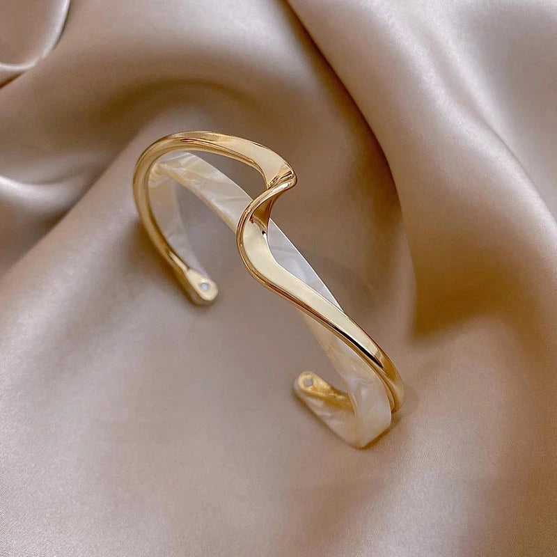 2021 NEW Simple White Shellfish Board Bend Metal Geometric Overlap Acetic Resin Open Bangle for Women Girls Jewellery